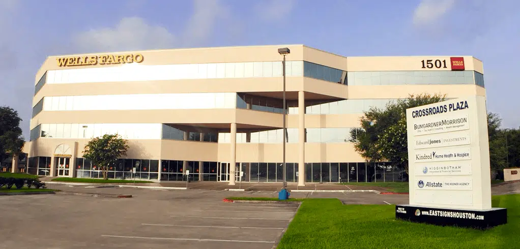 Crossroad plaza image